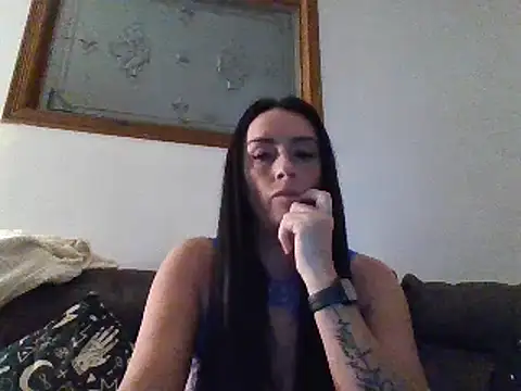 Snapshot of Layla_Gilf_Mae chatting on February 21, 8:16 pm Layla Gilf Mae online show from February 21, 8:16 pm