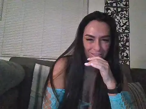 Snapshot of Layla_Gilf_Mae chatting on March 1, 10:31 pm Layla Gilf Mae online show from March 1, 10:31 pm