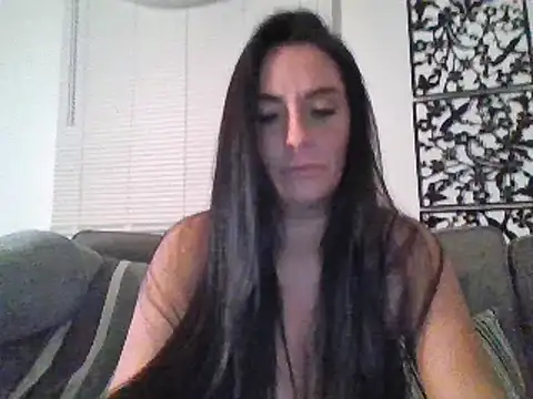 Snapshot of Layla_Gilf_Mae chatting on March 8, 12:33 am Layla Gilf Mae online show from March 8, 12:33 am