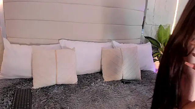 MelanieHillss online show from February 14, 8:38 pm