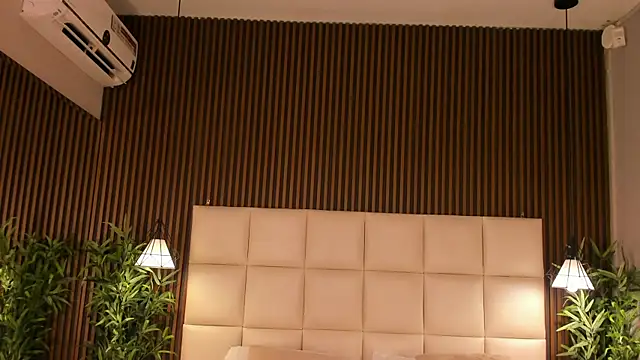 MelanieHillss online show from April 7, 4:02 am