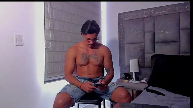 Snapshot of Valentino_Dosantos_ chatting on March 13, 6:25 pm Valentino Dosantos online show from March 13, 6:25 pm