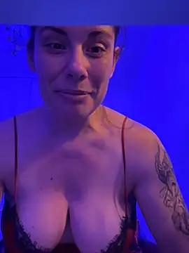 Snapshot of Lar0uch chatting on February 19, 7:27 pm Lar0uch online show from February 19, 7:27 pm