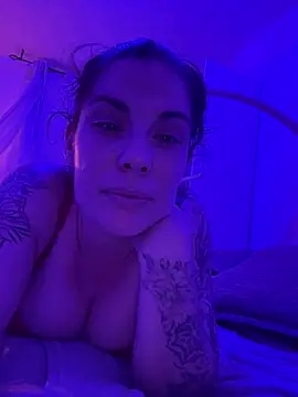 Snapshot of Lar0uch chatting on February 20, 7:19 pm Lar0uch online show from February 20, 7:19 pm