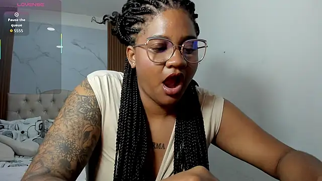 Snapshot of ZahraRose chatting on April 21, 2:51 am ZahraRose online show from April 21, 2:51 am