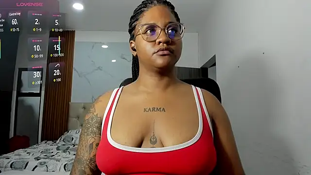 Snapshot of ZahraRose chatting on April 26, 1:47 am ZahraRose online show from April 26, 1:47 am