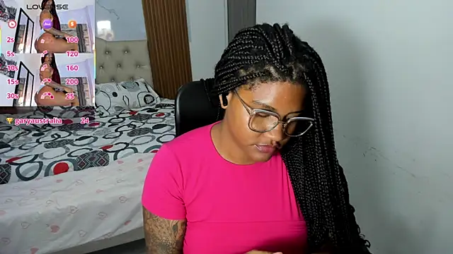 Snapshot of ZahraRose chatting on May 19, 1:56 am ZahraRose online show from May 19, 1:56 am