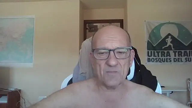 Snapshot of llopaco chatting on April 19, 10:25 am llopaco online show from April 19, 10:25 am