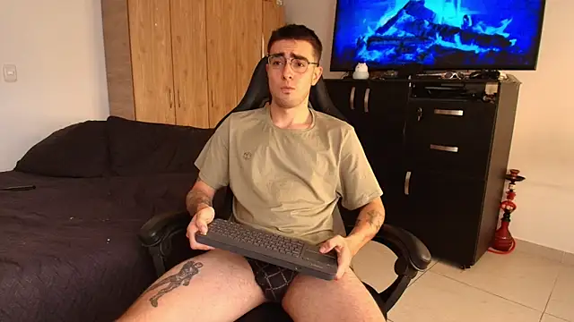 Snapshot of Andy_shaaw chatting on January 5, 5:27 pm Andy shaaw online show from January 5, 5:27 pm