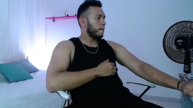 Snapshot of Double_R12 chatting on March 4, 4:27 am Double R12 online show from March 4, 4:27 am