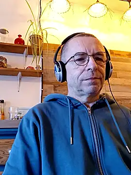 Snapshot of Xavspank2 chatting on January 6, 9:02 am Xavspank2 online show from January 6, 9:02 am