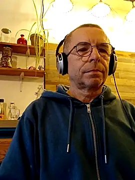 Snapshot of Xavspank2 chatting on January 13, 3:06 pm Xavspank2 online show from January 13, 3:06 pm