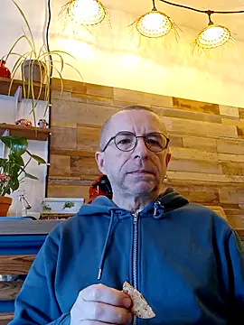 Snapshot of Xavspank2 chatting on March 3, 8:31 am Xavspank2 online show from March 3, 8:31 am