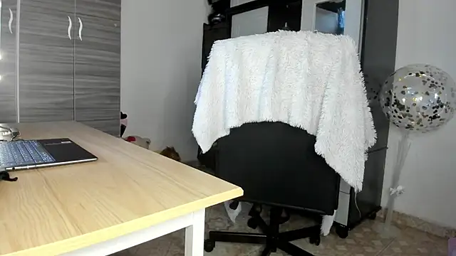 Snapshot of MollyCraft chatting on December 4, 7:11 pm MollyCraft online show from December 4, 7:11 pm