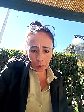 Snapshot of Coeur_de_luxure chatting on May 1, 1:37 pm Coeur de luxure online show from May 1, 1:37 pm