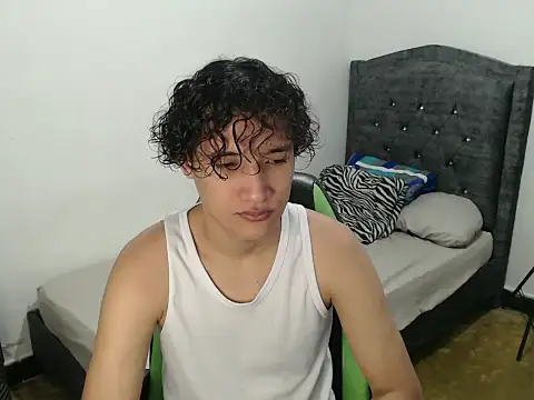 Snapshot of Boy_coll chatting on May 6, 6:41 am Boy coll online show from May 6, 6:41 am