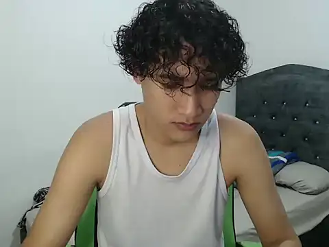 Snapshot of Boy_coll chatting on May 7, 5:13 am Boy coll online show from May 7, 5:13 am
