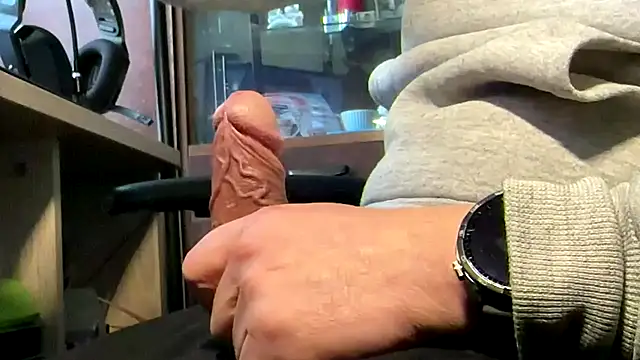 Snapshot of LattenLarsi chatting on April 13, 3:17 pm LattenLarsi online show from April 13, 3:17 pm