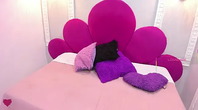 Snapshot of candy_rogeers chatting on February 22, 1:24 pm candy rogeers online show from February 22, 1:24 pm