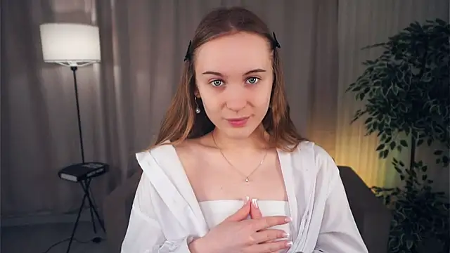 Snapshot of QuennaCoote chatting on March 18, 5:52 am QuennaCoote online show from March 18, 5:52 am