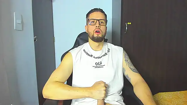 Snapshot of bastianwatson10 chatting on November 6, 4:19 pm bastianwatson10 online show from November 6, 4:19 pm