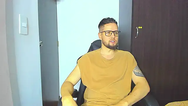 Snapshot of bastianwatson10 chatting on November 7, 2:50 pm bastianwatson10 online show from November 7, 2:50 pm