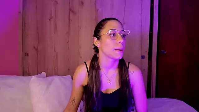 Snapshot of TANIA_06 chatting on May 20, 1:28 pm TANIA 06 online show from May 20, 1:28 pm