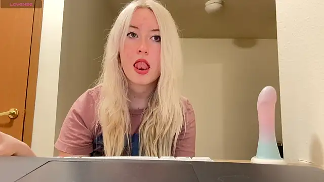 Snapshot of ashisscene chatting on January 6, 4:16 am ashisscene online show from January 6, 4:16 am