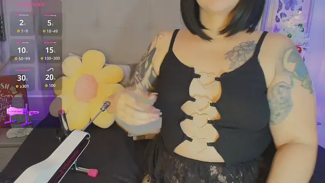 Carlaguzman  online show from December 15, 2:21 pm