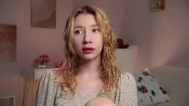 SunnivaCovil online show from April 2, 2:47 pm