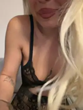 Snapshot of laraaaaaa chatting on June 15, 7:49 pm laraaaaaa online show from June 15, 7:49 pm