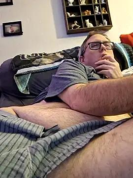 Snapshot of Smallone327 chatting on March 8, 6:32 am Smallone327 online show from March 8, 6:32 am