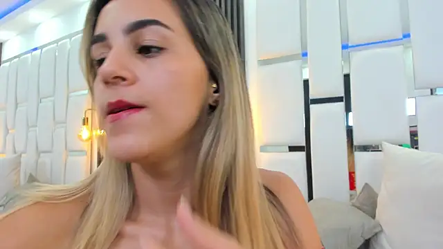 Snapshot of _iris1_ chatting on March 2, 8:40 pm  iris1  online show from March 2, 8:40 pm