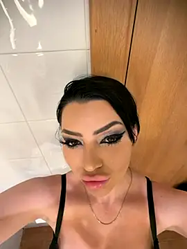 Snapshot of Mia_Splash chatting on November 28, 8:33 pm Mia Splash online show from November 28, 8:33 pm