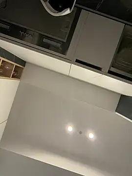 Mia Splash online show from April 19, 6:10 pm