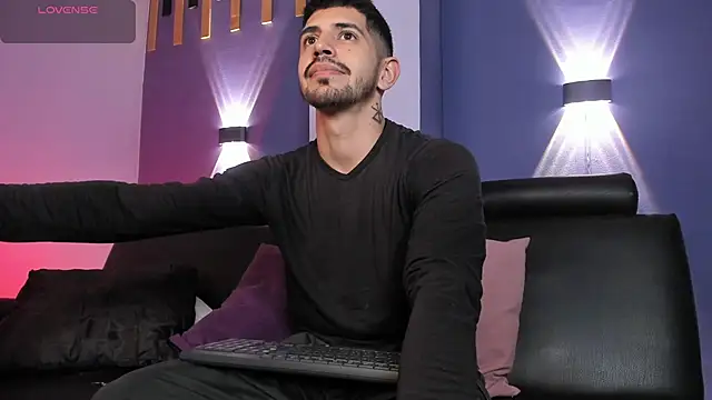 Snapshot of AlejandroStormm chatting on June 21, 7:00 am AlejandroStormm online show from June 21, 7:00 am