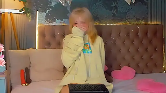 EmilyAngells online show from March 4, 7:03 am