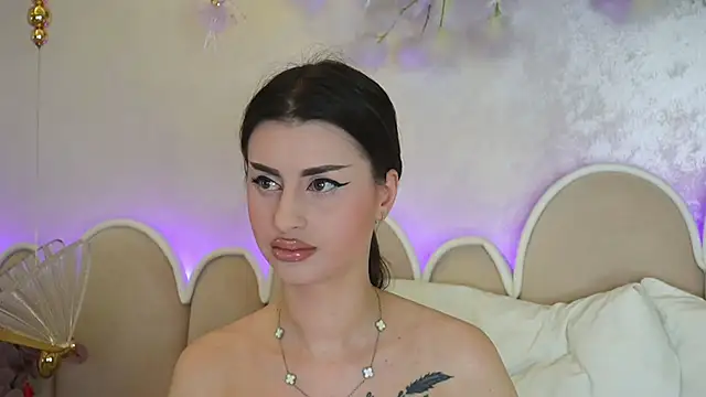 Snapshot of Alice_Voss chatting on June 5, 6:42 am Alice Voss online show from June 5, 6:42 am