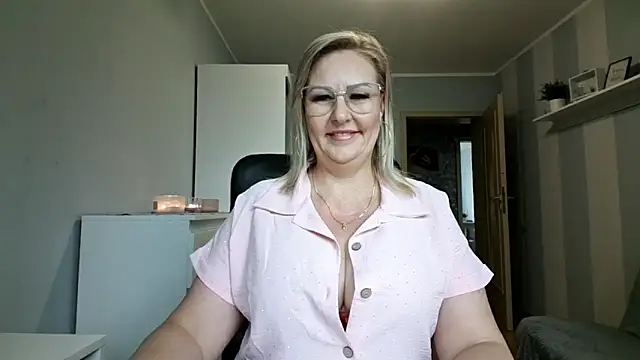 Snapshot of DianaLive chatting on May 18, 6:30 am DianaLive online show from May 18, 6:30 am