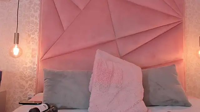 Snapshot of SalomeHills__ chatting on March 4, 4:41 pm SalomeHills online show from March 4, 4:41 pm