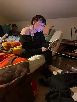 Tightassslut18 online show from February 27, 9:58 pm