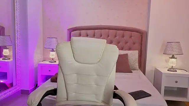 Snapshot of ChloeMoon9 chatting on July 14, 1:28 pm ChloeMoon9 online show from July 14, 1:28 pm