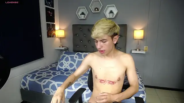 Snapshot of matteo_foxx chatting on February 22, 1:35 pm matteo foxx online show from February 22, 1:35 pm