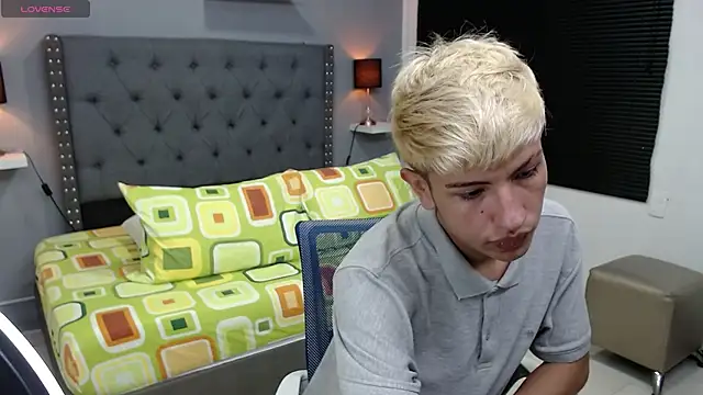 Snapshot of matteo_foxx chatting on March 7, 7:05 pm matteo foxx online show from March 7, 7:05 pm