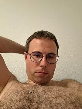 Snapshot of Simonudist chatting on April 14, 7:09 pm Simonudist online show from April 14, 7:09 pm