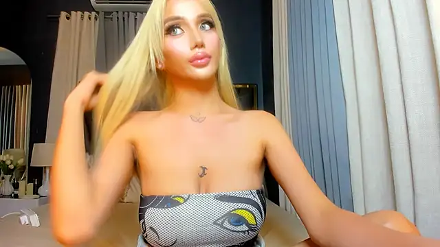 Snapshot of KylieSonique chatting on August 4, 3:32 am KylieSonique online show from August 4, 3:32 am