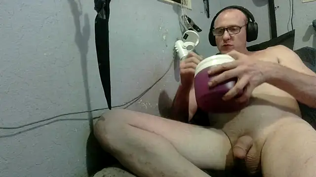 Snapshot of PornStro921 chatting on June 15, 2:36 am PornStro921 online show from June 15, 2:36 am