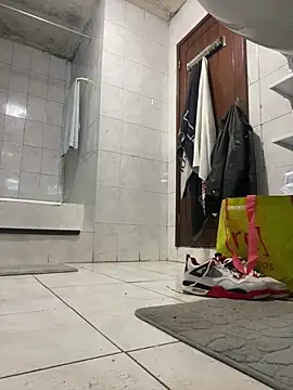 Snapshot of rogerdik76 chatting on February 25, 6:12 am rogerdik76 online show from February 25, 6:12 am