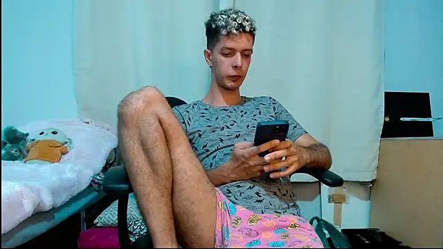 Snapshot of blondetwink chatting on February 24, 12:41 am blondetwink online show from February 24, 12:41 am