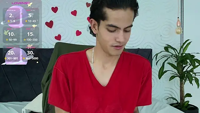 Snapshot of Maximoherrera_16 chatting on May 5, 12:24 pm Maximoherrera 16 online show from May 5, 12:24 pm